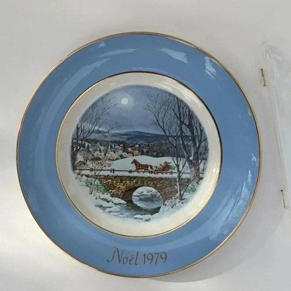1979 WEDGWOOD Christmas Plate & Stand - Picture 1 of 7